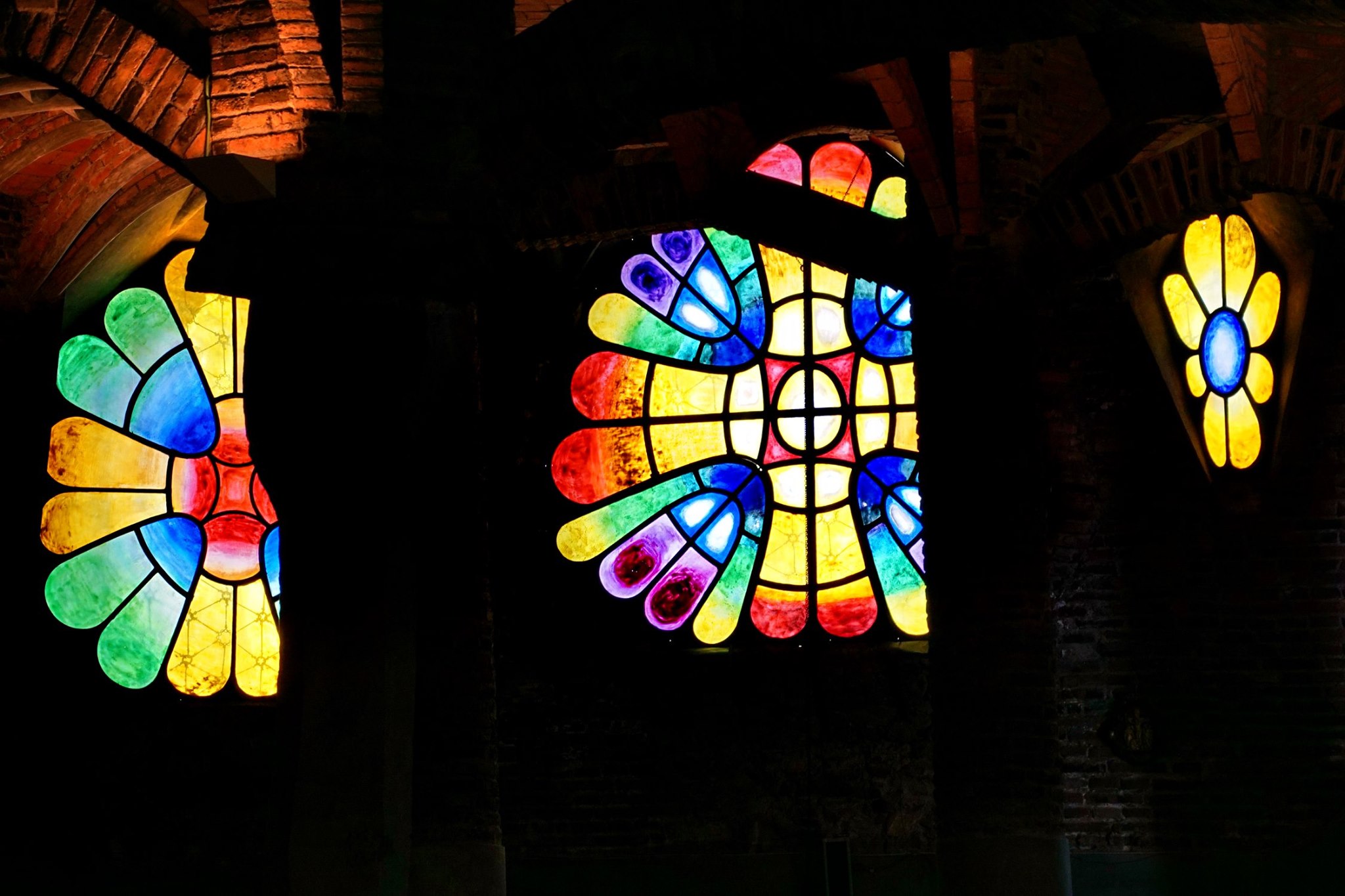 VITRALL CRIPTA COLÒNIA GÜELL Grog - Imatge 4